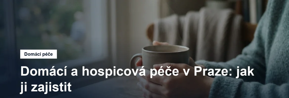 Ruce držící šálek na stole u okna v domácím prostředí