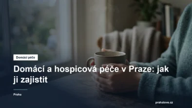 Ruce držící šálek na stole u okna v domácím prostředí