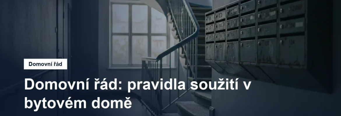 Schodiště a chodba bytového domu se schránkami