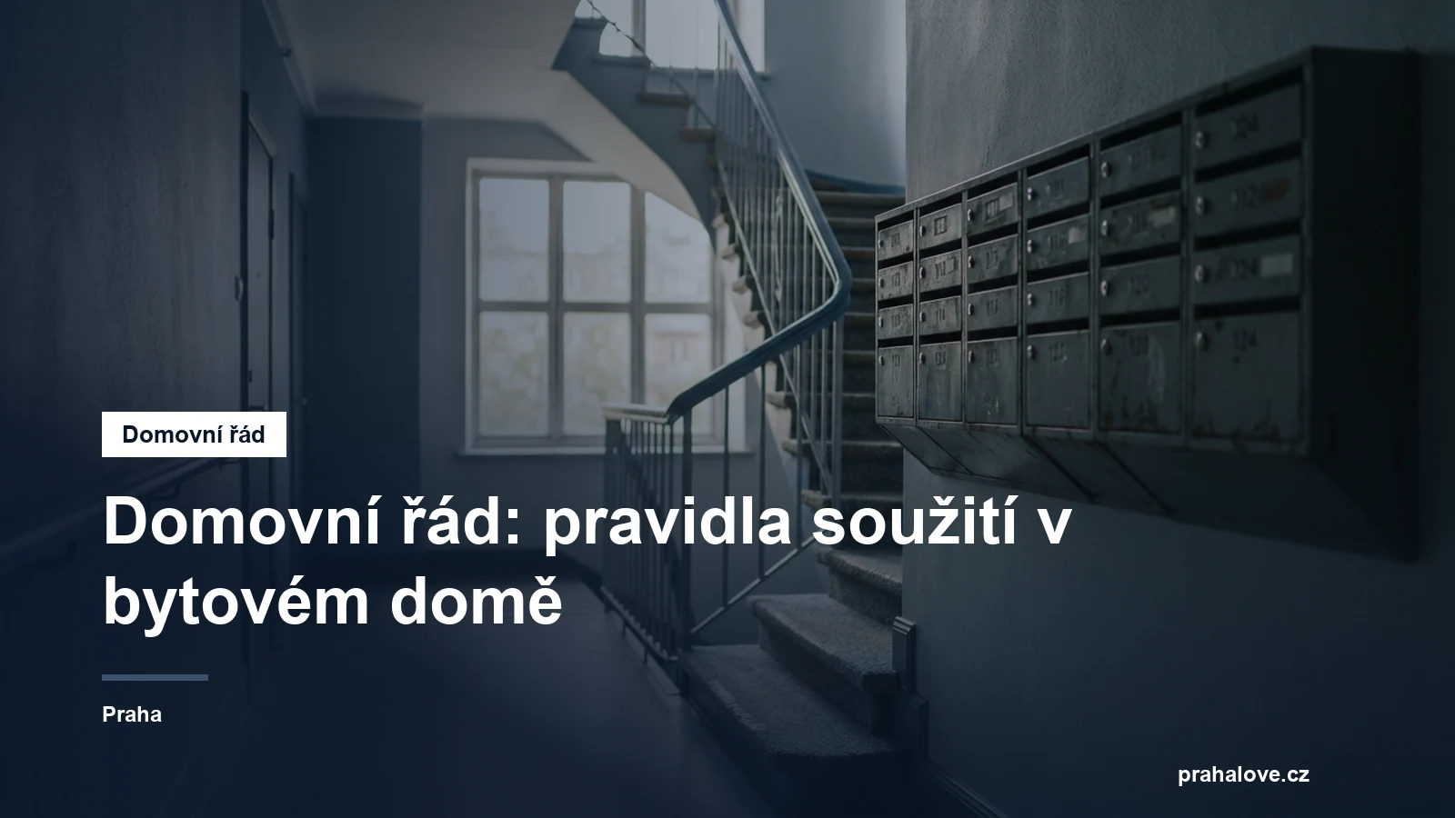 Schodiště a chodba bytového domu se schránkami