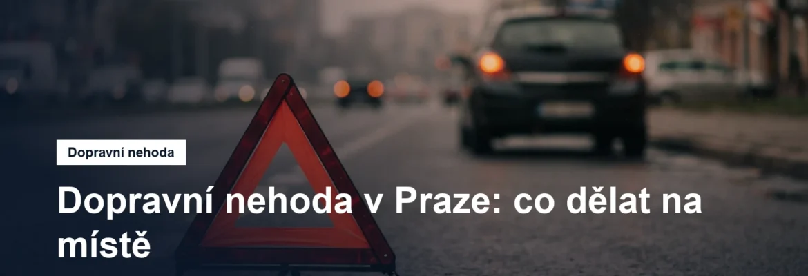 Výstražný trojúhelník na silnici za autem s výstražnými světly