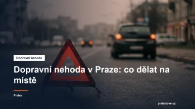 Výstražný trojúhelník na silnici za autem s výstražnými světly