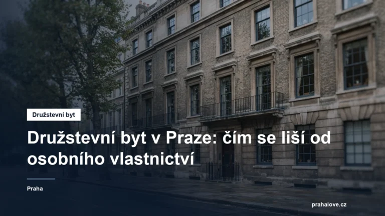 Činžovní dům s řadami oken v pražské ulici