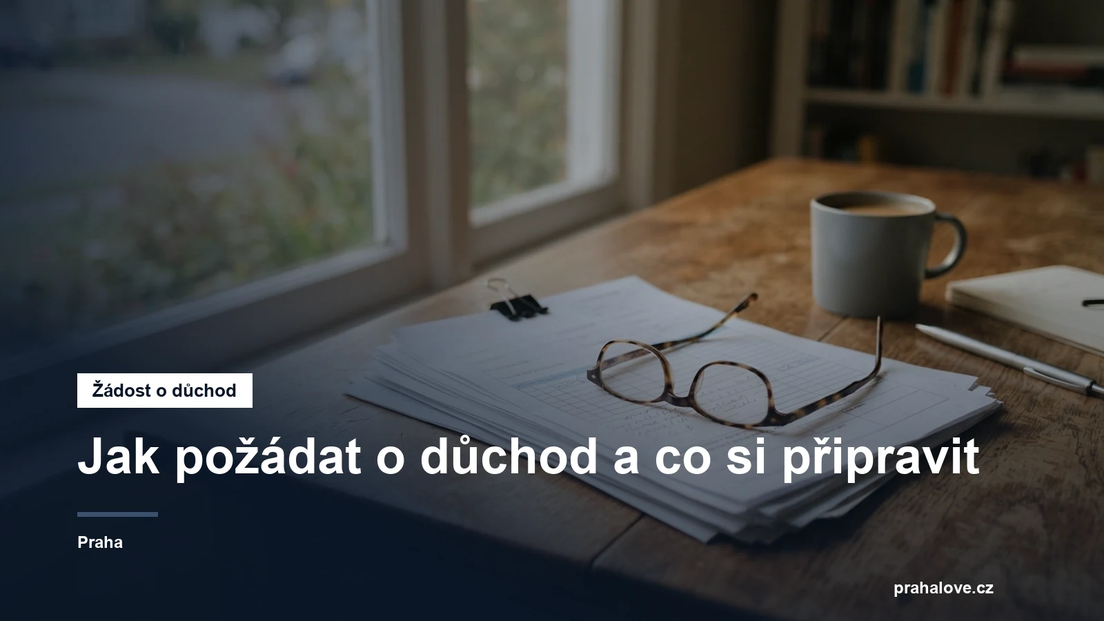 Formuláře a brýle na stole u okna