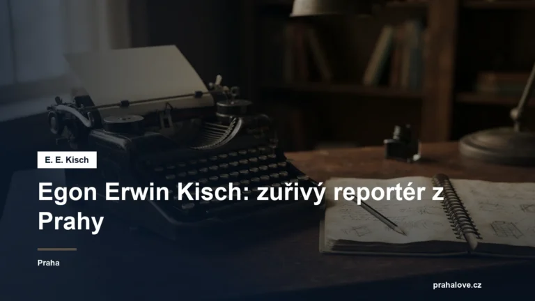 Starý psací stroj a poznámkový blok reportéra