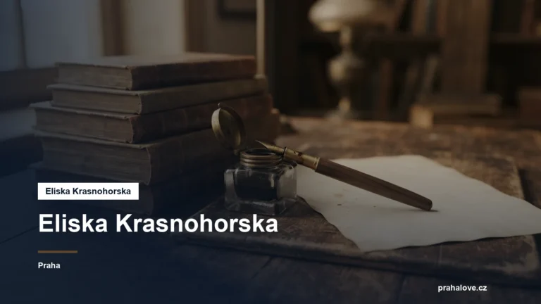 Staré knihy, plnicí pero a kalamář na psacím stole