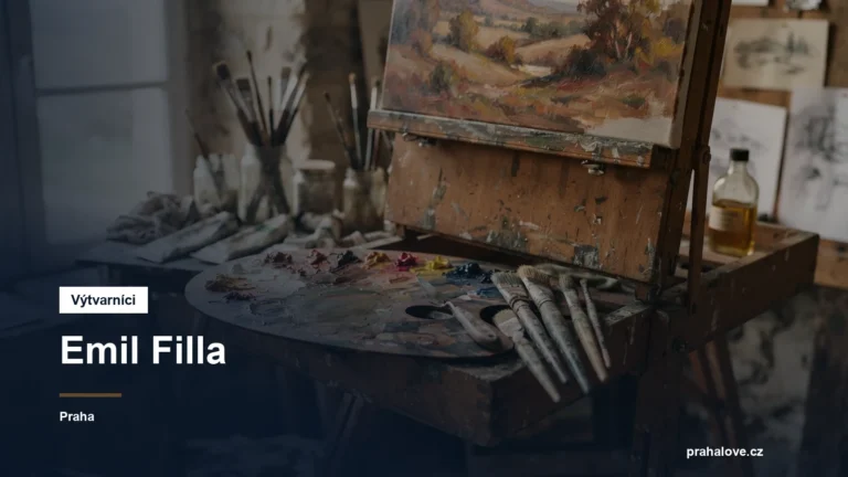 Malířská paleta, štětce a stojan v ateliéru