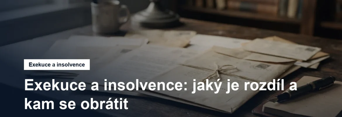 Úřední obálky a dokumenty rozložené na stole