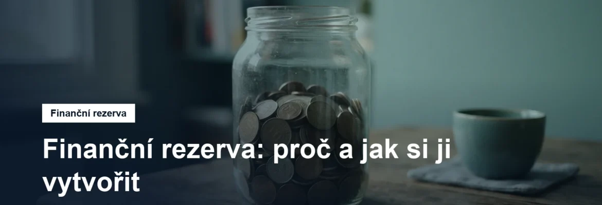 Skleněná nádoba s mincemi na pracovním stole