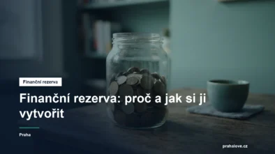 Skleněná nádoba s mincemi na pracovním stole
