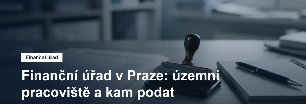 Daňový formulář a razítko na úředním stole