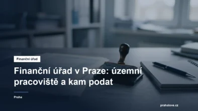 Daňový formulář a razítko na úředním stole