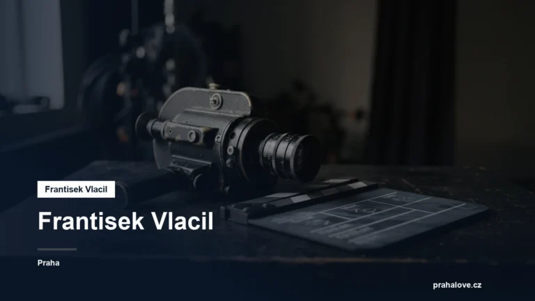 Filmová kamera a klapka na tmavém podkladu