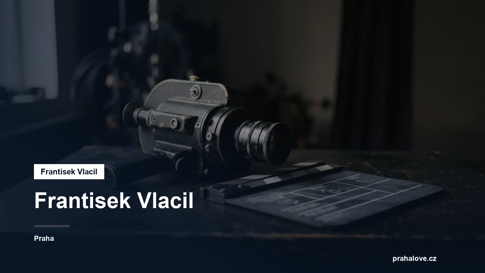 Filmová kamera a klapka na tmavém podkladu