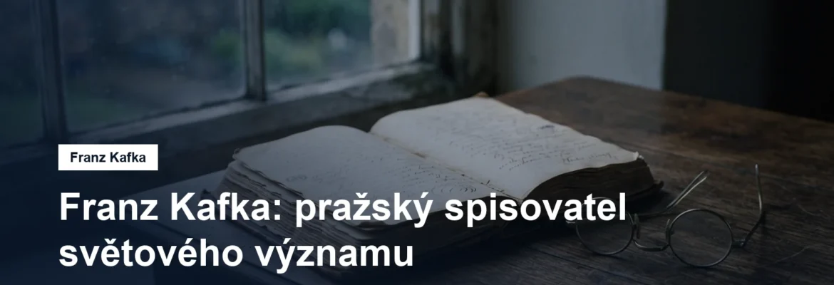 Otevřená kniha a brýle na stole u okna