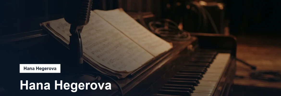 Mikrofon, noty a klavírní klávesy
