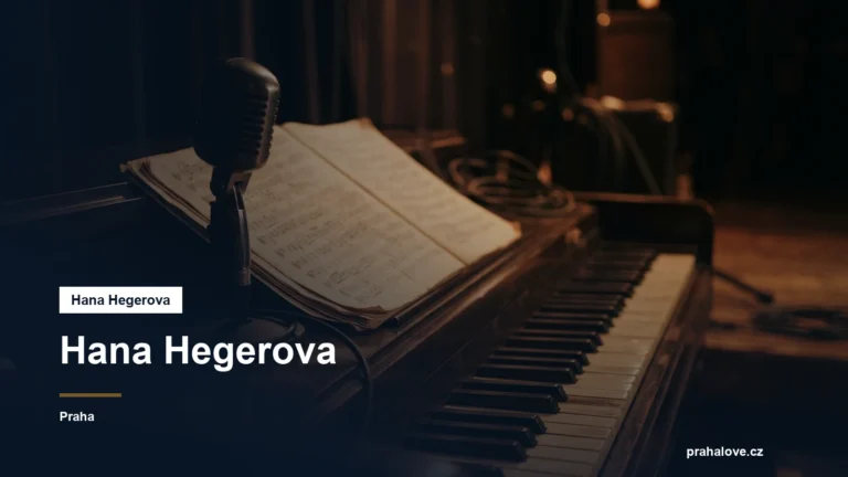 Mikrofon, noty a klavírní klávesy