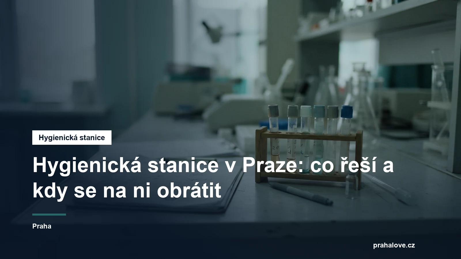Laboratorní vzorky a dokumenty na pracovním stole