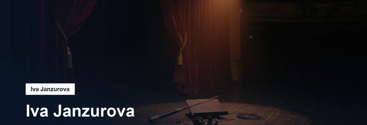 Divadelní jeviště s reflektorem a rudou oponou