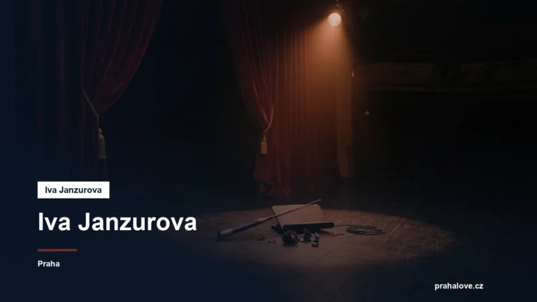 Divadelní jeviště s reflektorem a rudou oponou