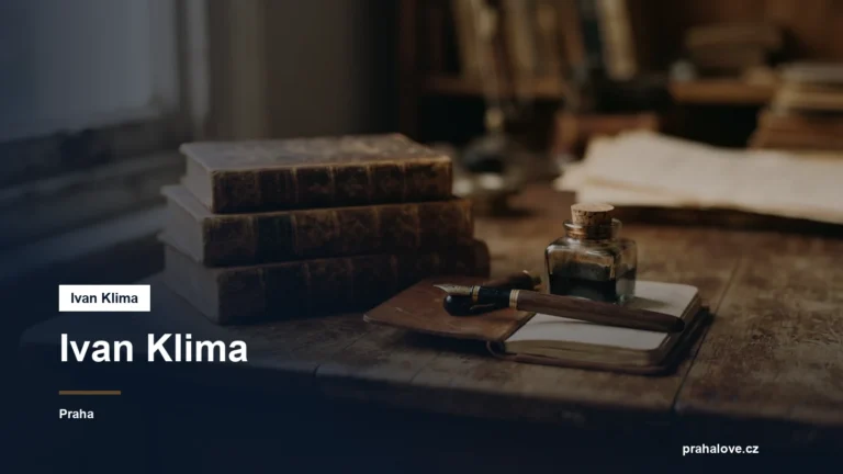 Staré knihy, plnicí pero a kalamář na psacím stole