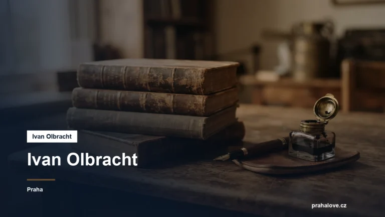 Staré knihy, plnicí pero a kalamář na psacím stole