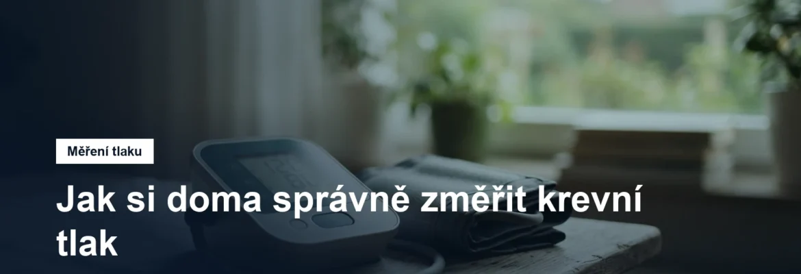 Tlakoměr s manžetou na stole u okna