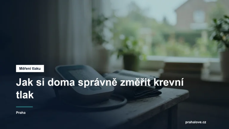 Tlakoměr s manžetou na stole u okna