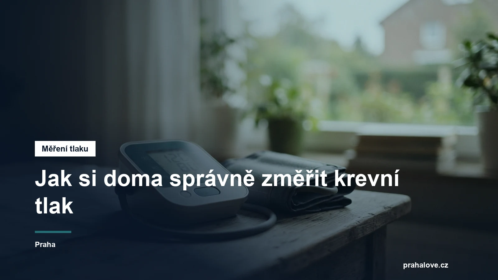 Tlakoměr s manžetou na stole u okna
