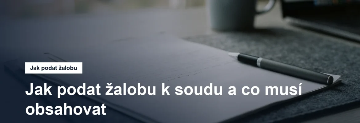 Právní podání a pero na desce stolu