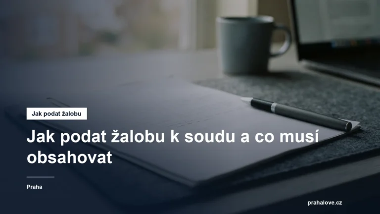 Právní podání a pero na desce stolu