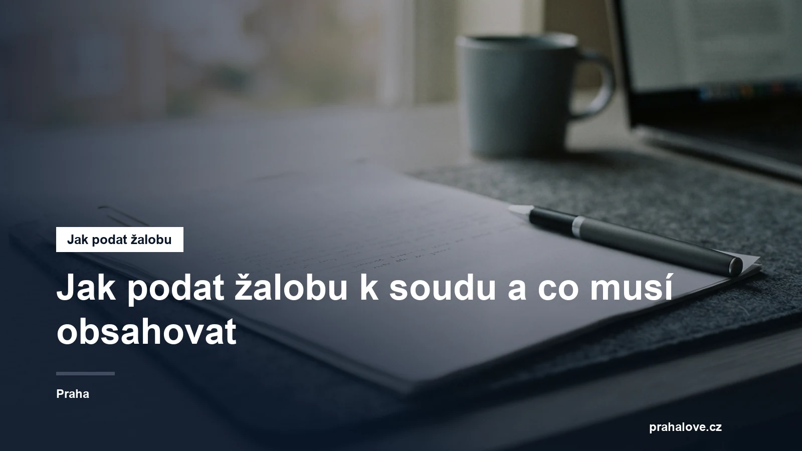 Právní podání a pero na desce stolu