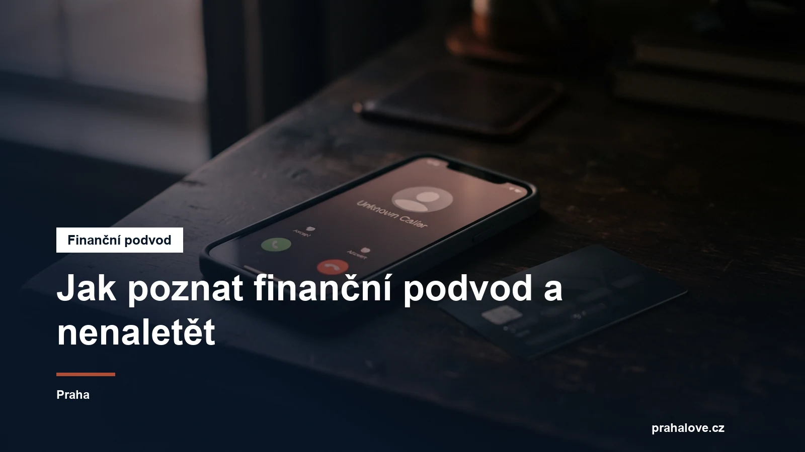 Mobil s neznámým hovorem a platební karta na stole