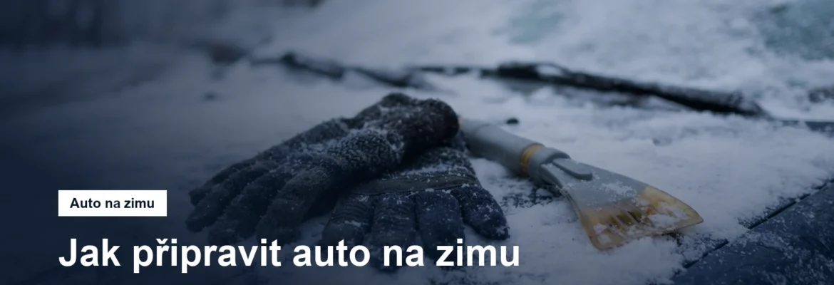 Škrabka na led a rukavice na zasněženém autě