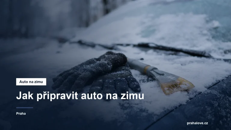 Škrabka na led a rukavice na zasněženém autě