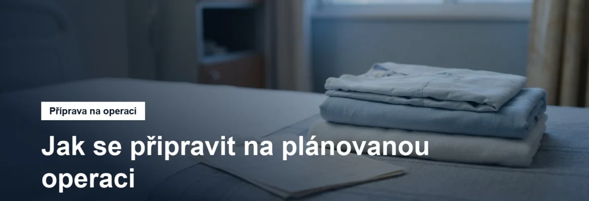 Složené nemocniční prádlo a dokumenty na lůžku