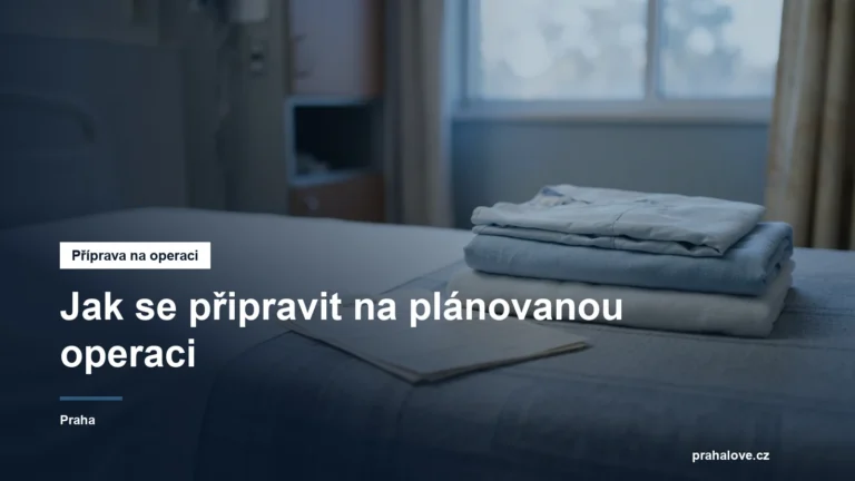 Složené nemocniční prádlo a dokumenty na lůžku