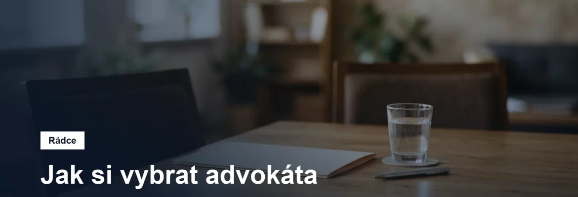 Dvě židle u jednacího stolu s podepsanou složkou dokumentů a sklenicí vody