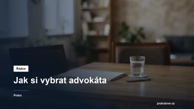 Dvě židle u jednacího stolu s podepsanou složkou dokumentů a sklenicí vody