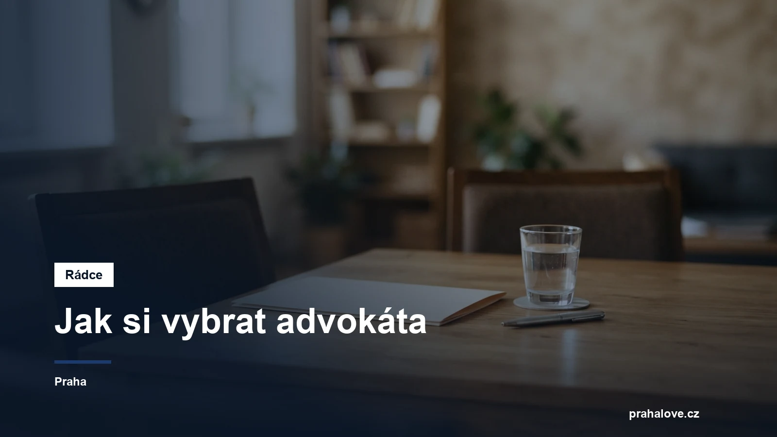 Dvě židle u jednacího stolu s podepsanou složkou dokumentů a sklenicí vody
