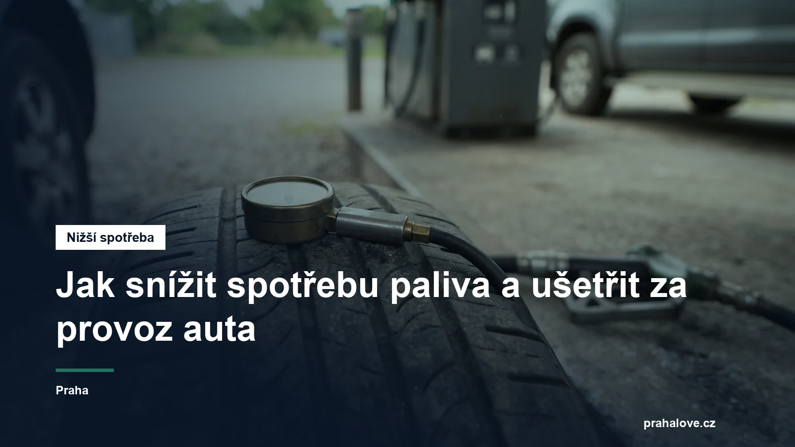 Palivoměr a tlakoměr na pneumatiku na stole