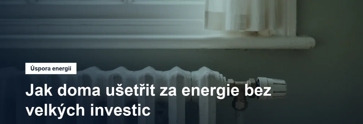 Radiátor s termostatickou hlavicí pod oknem