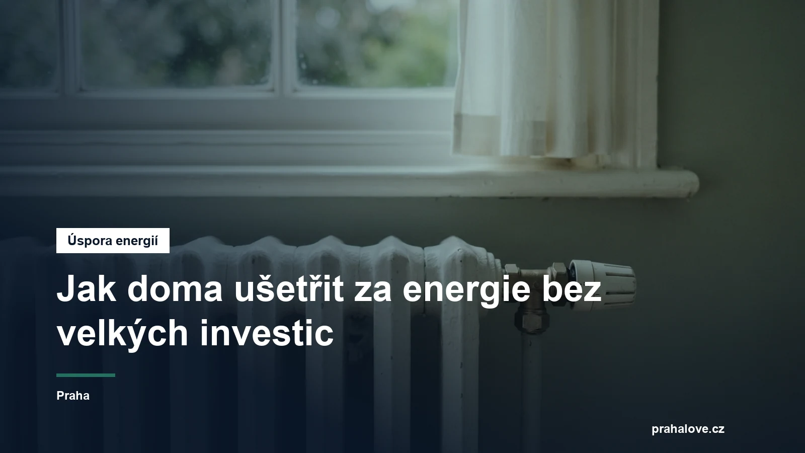 Radiátor s termostatickou hlavicí pod oknem