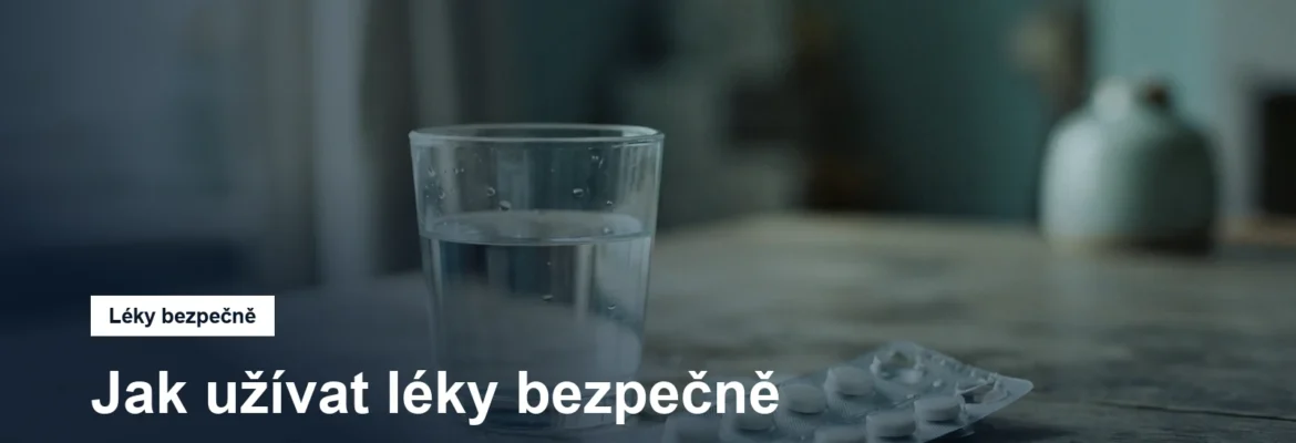 Blistr s tabletami a sklenice vody na stole