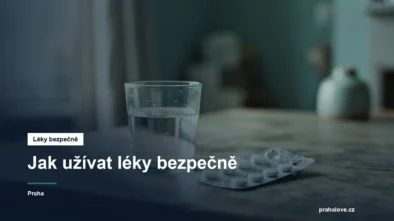 Blistr s tabletami a sklenice vody na stole