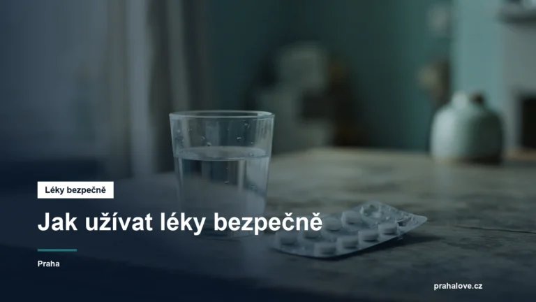 Blistr s tabletami a sklenice vody na stole