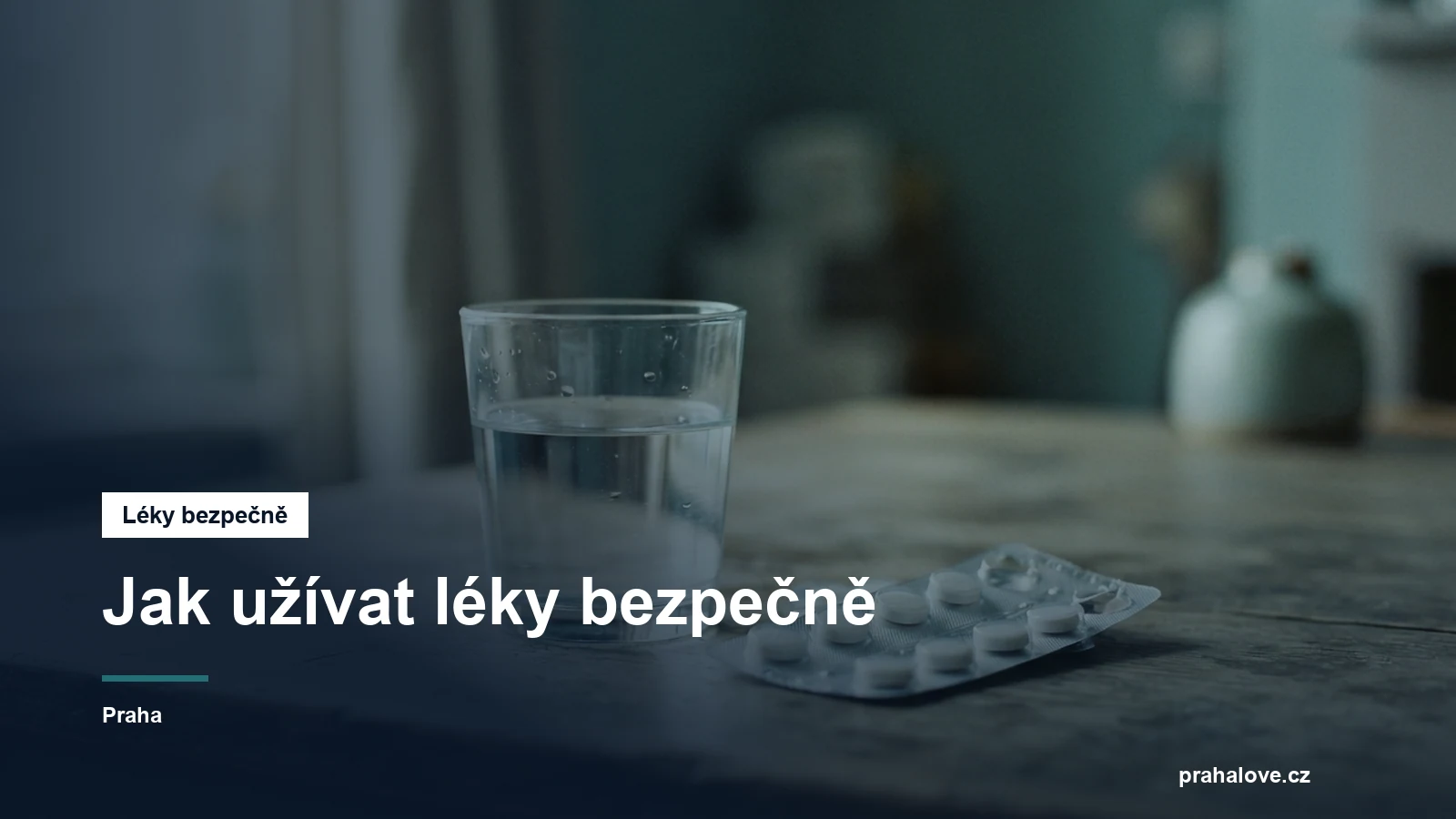 Blistr s tabletami a sklenice vody na stole