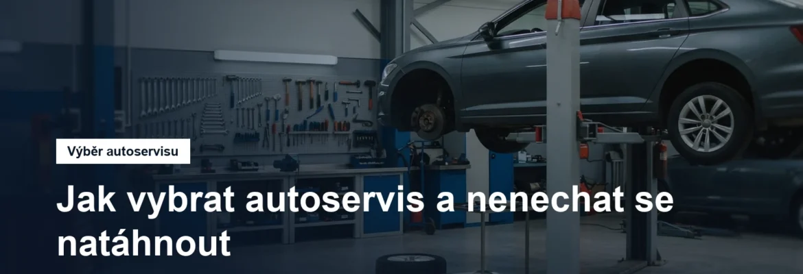 Mechanik u zvednutého auta v dílně autoservisu