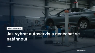 Mechanik u zvednutého auta v dílně autoservisu