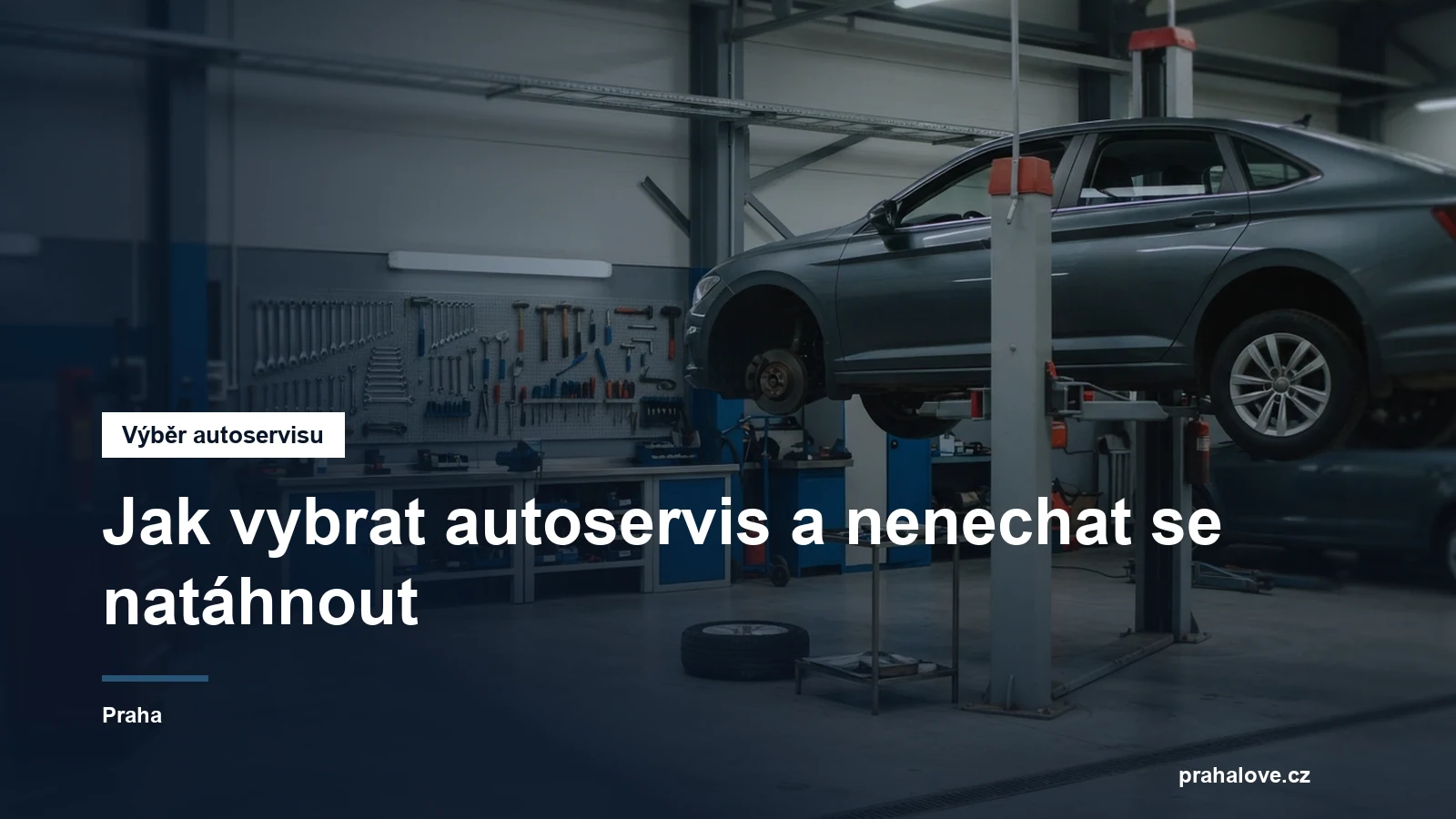 Mechanik u zvednutého auta v dílně autoservisu